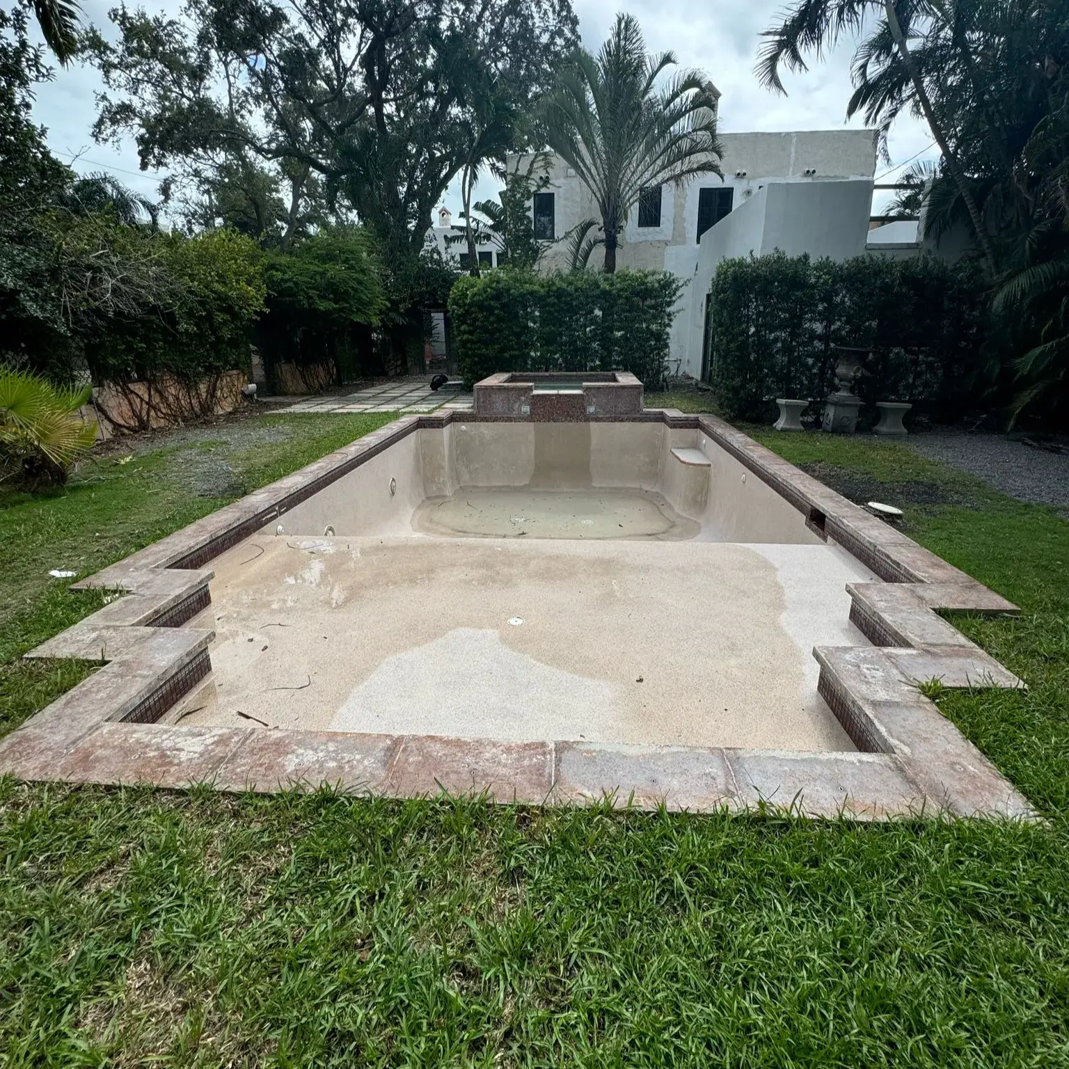 Pool-Transformation-with-TERRAZZO-GraniTech-Plaster-before-2.webp